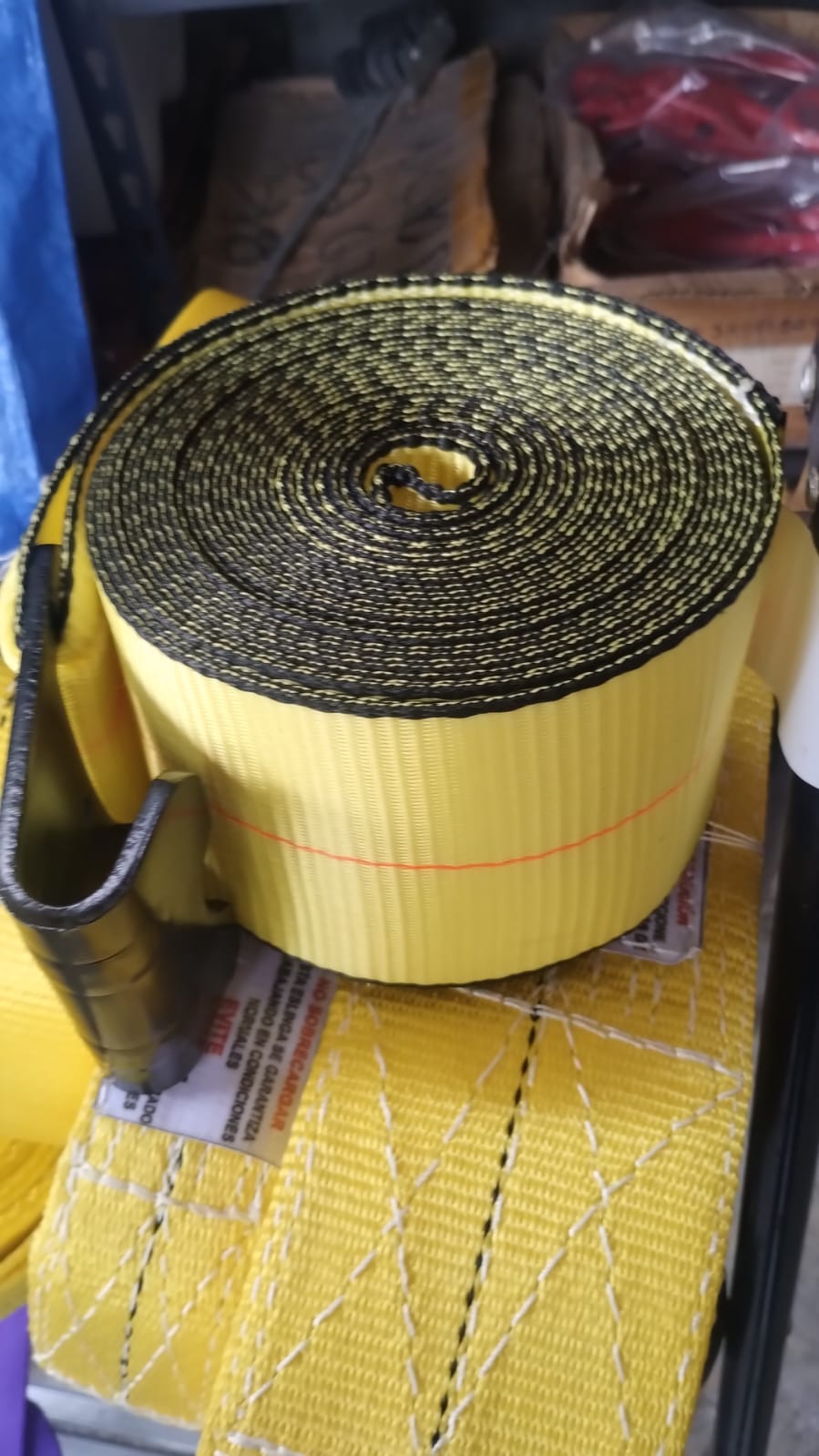 Rollo de cinta de poliéster de alta tenacidad en el taller